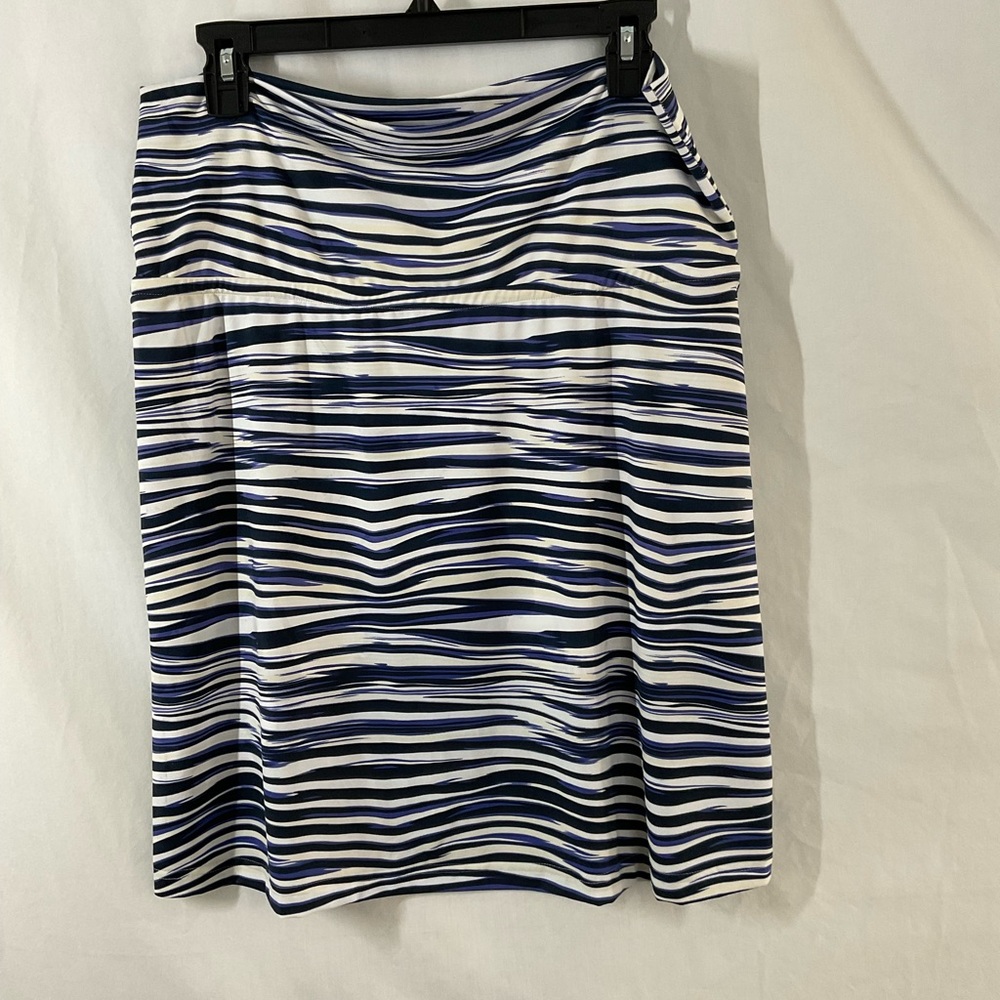 Casual stretch Ellie Kai skirt in contrasting shades of blue stripe &white large
